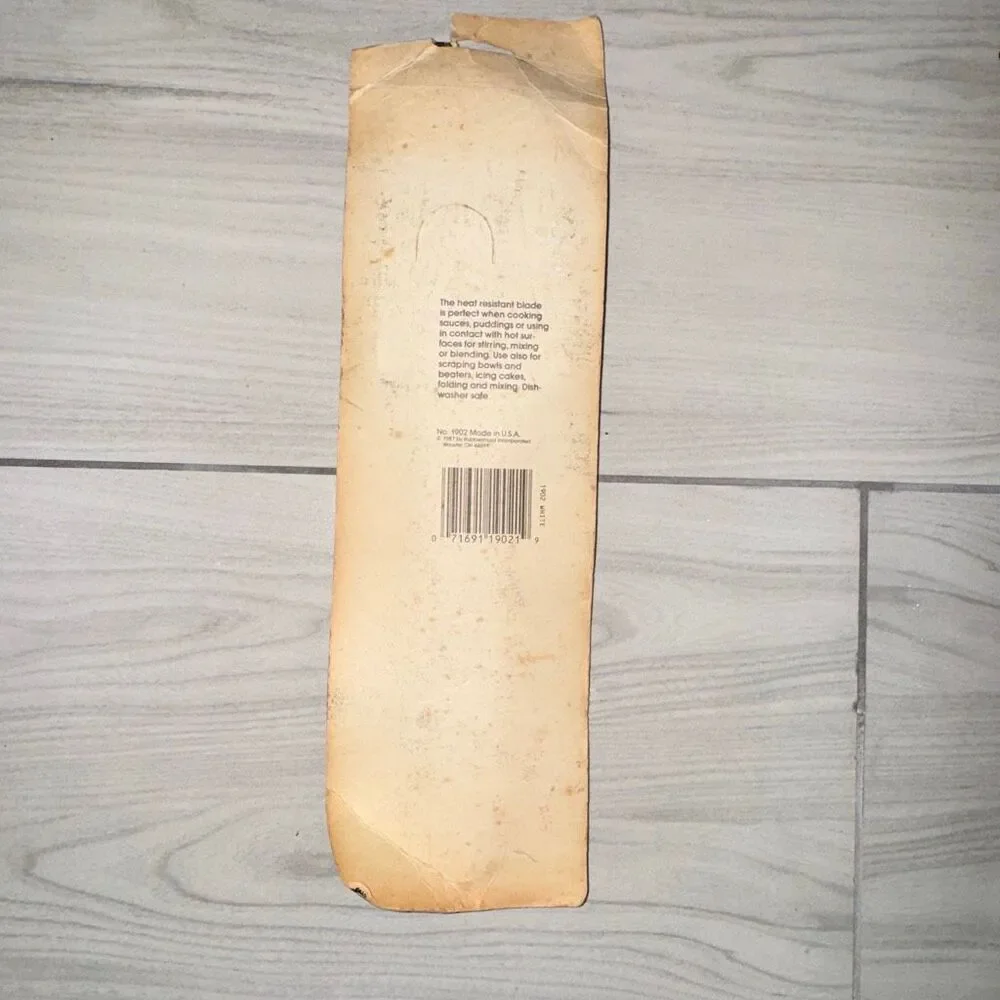 New in original packaging vintage Rubbermaid #2724 flexible spatula scraper in y